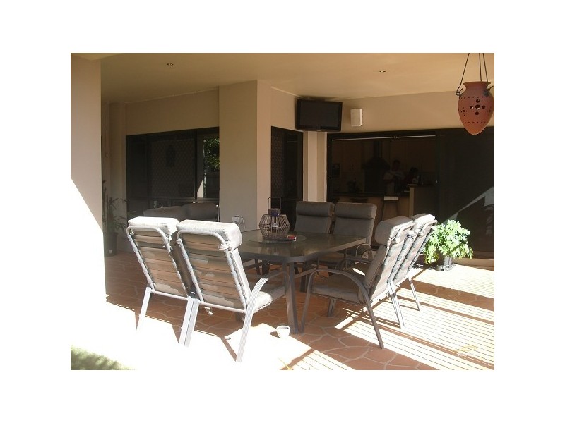 8 Aquila St, Redland Bay QLD 4165