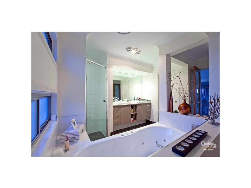 18 Broadwater Terrace, Redland Bay QLD 4165
