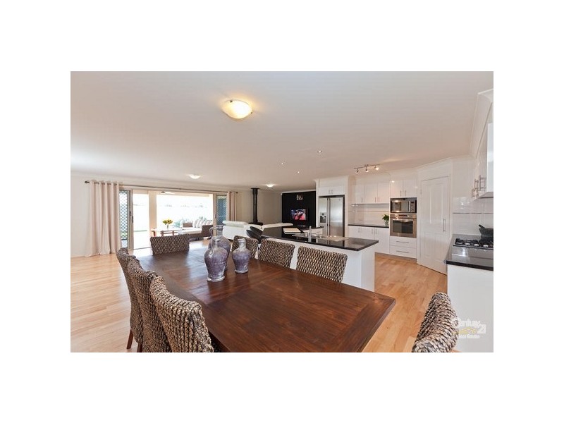 9 Mervyn Cr, Redland Bay QLD 4165