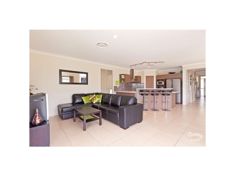 9 Aquila Street, Redland Bay QLD 4165
