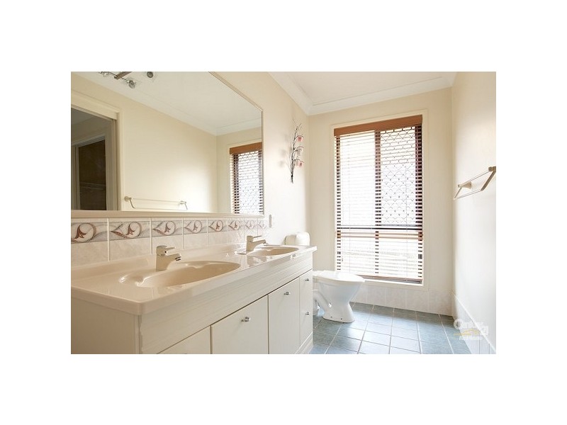 9 Brampton Cl, Redland Bay QLD 4165