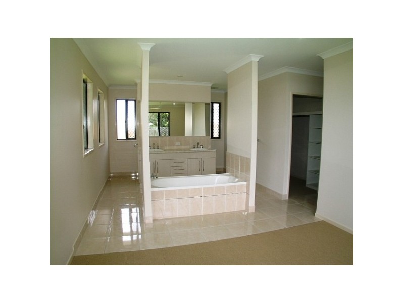 1 Lakeview Drive, Mackay QLD 4740