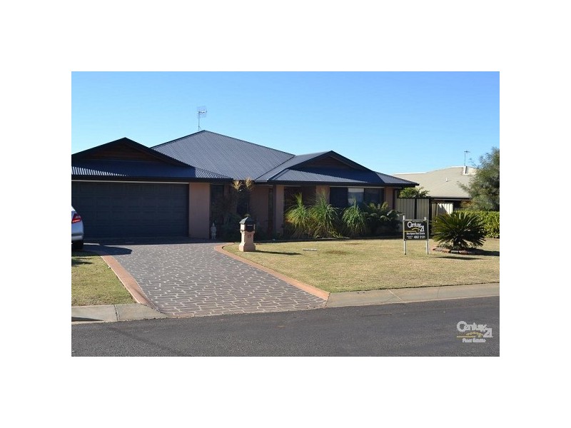 17 Maitland Street, Moranbah QLD 4744