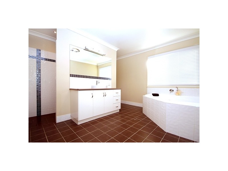 6 Jacaranda Court, Westbrook QLD 4350