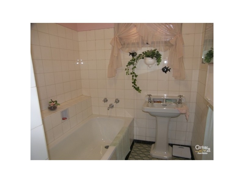 5 Rhyde Street, Mount Lofty QLD 4350