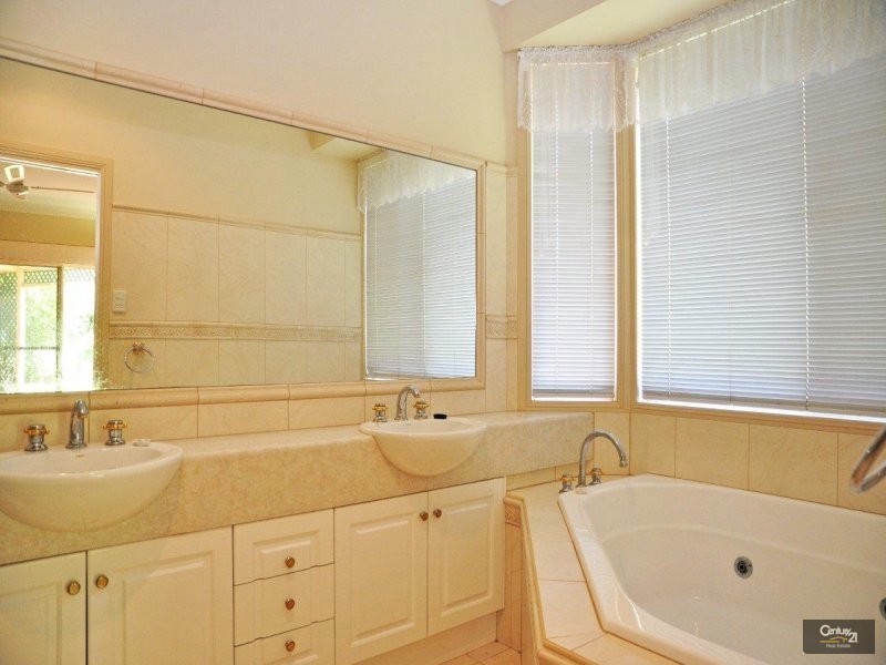 10 Parsley Drive, Middle Ridge QLD 4350