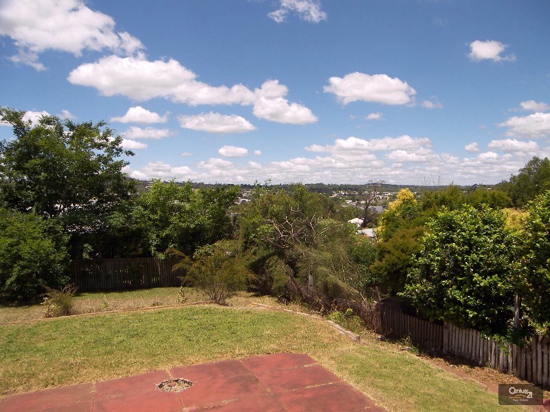 16 Donegal Street, Rockville QLD 4350