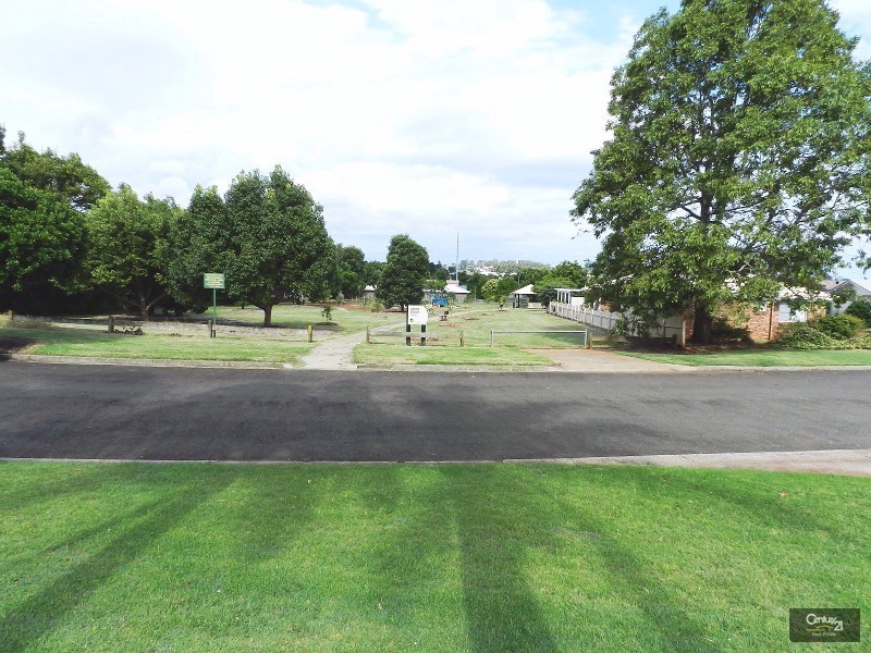 2/1  Gabrielle Street, Kearneys Spring QLD 4350