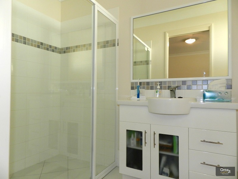 16 Newman Road, Wyreema QLD 4352