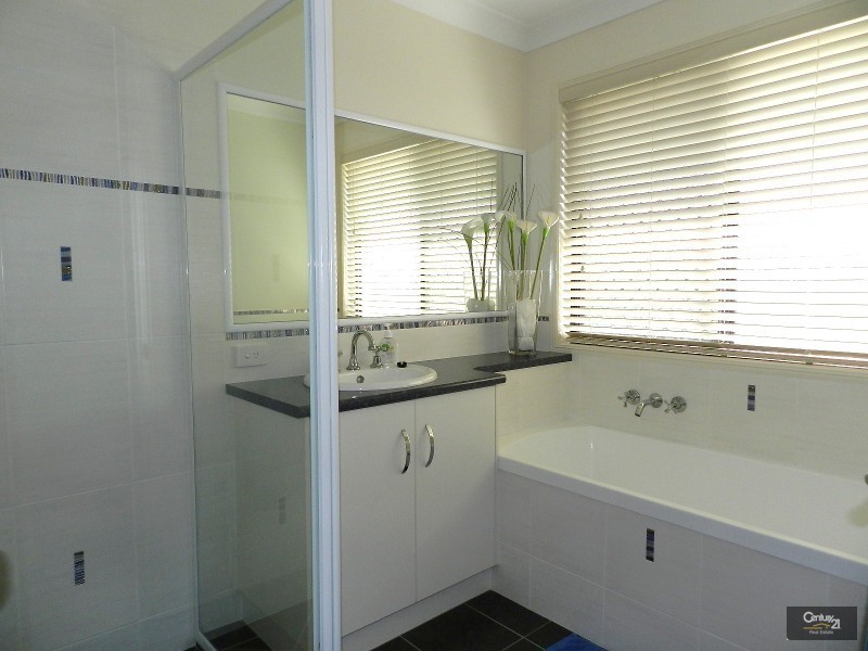 16 Newman Road, Wyreema QLD 4352