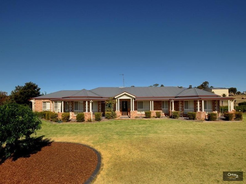 8  Morris Court, Cotswold Hills QLD 4350