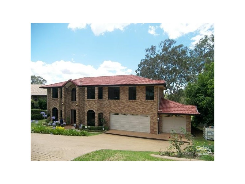 18 Robertson Crescent, Mount Lofty QLD 4350