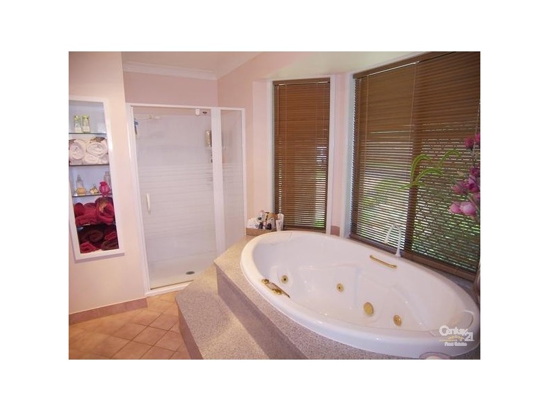 18 Robertson Crescent, Mount Lofty QLD 4350