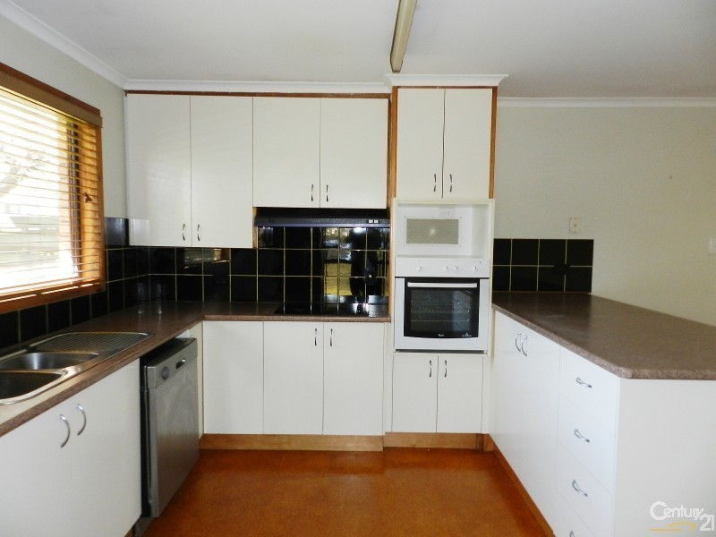 8 Jasmine Court, Centenary Heights QLD 4350