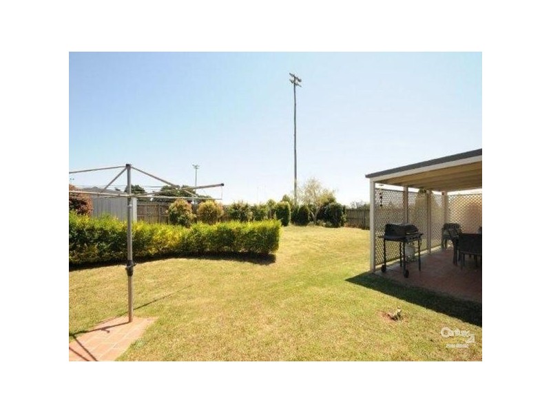 9 Buckle Street, Middle Ridge QLD 4350