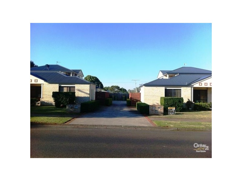 2/11a Hursley Road, Newtown QLD 4350