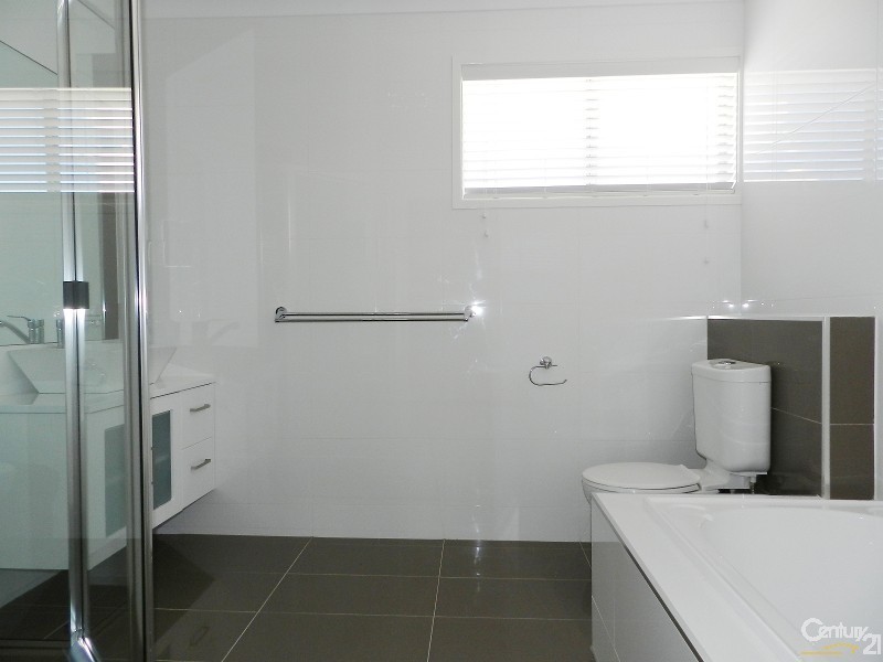 8 Moyna Court, Harristown QLD 4350