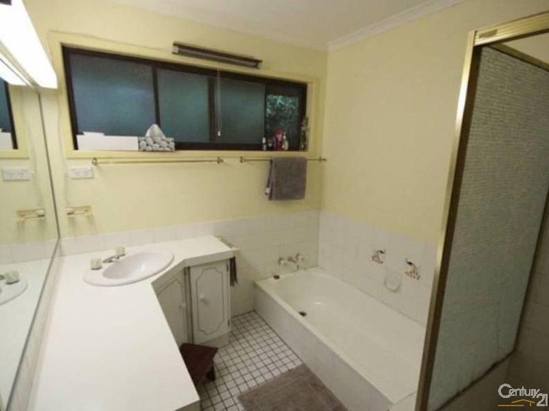 1 Debra Street, Withcott QLD 4352