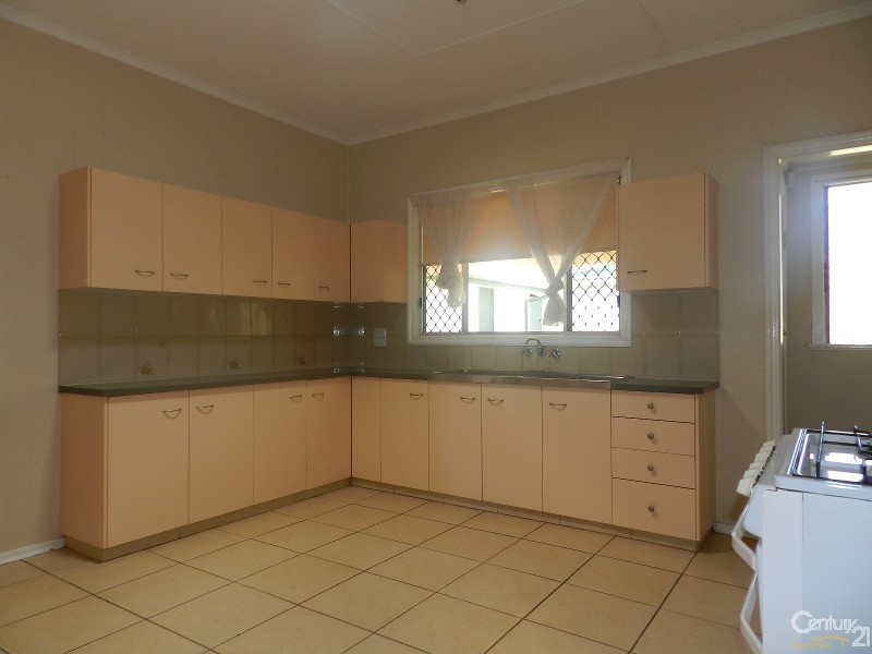2a Avondale Street, Newtown QLD 4305