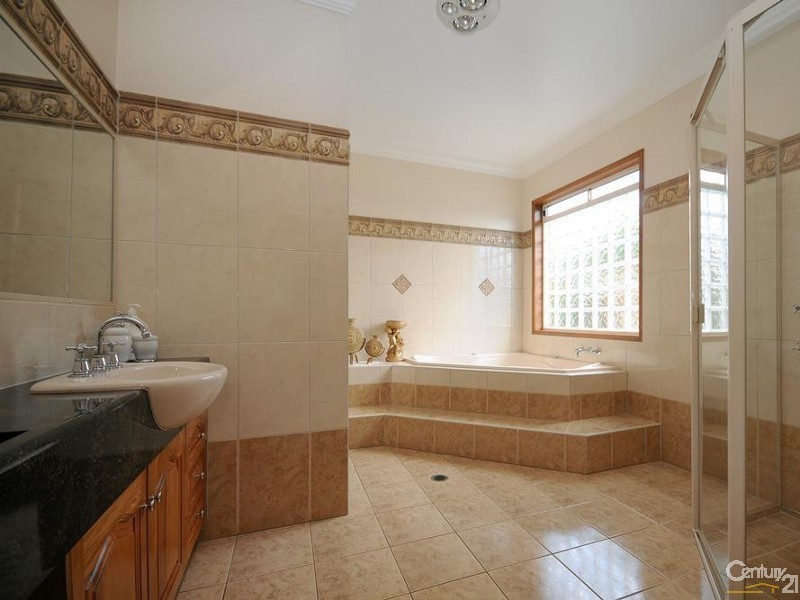 11 Montclair Close, Middle Ridge QLD 4350