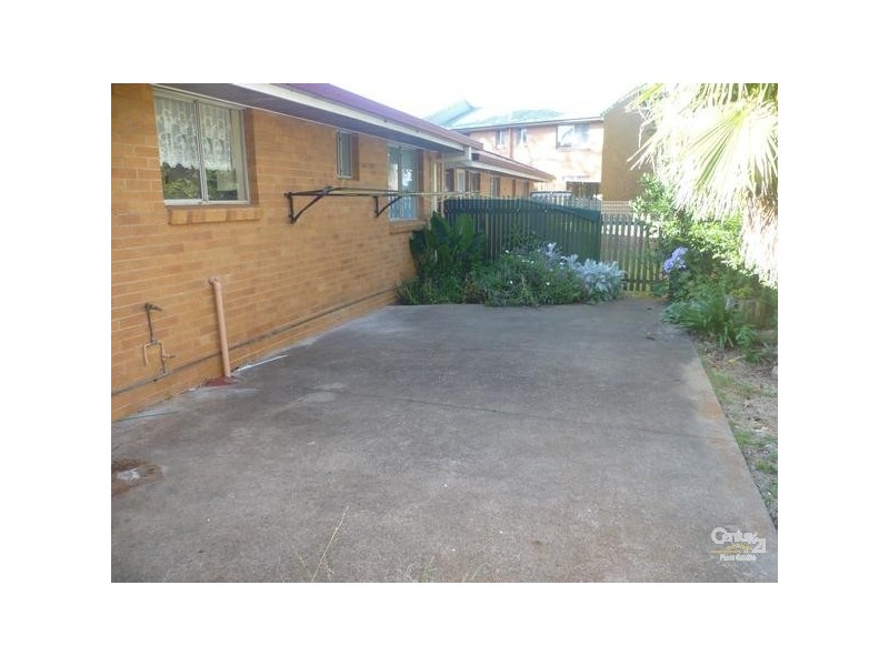 2/372  Tor Street, Newtown QLD 4350