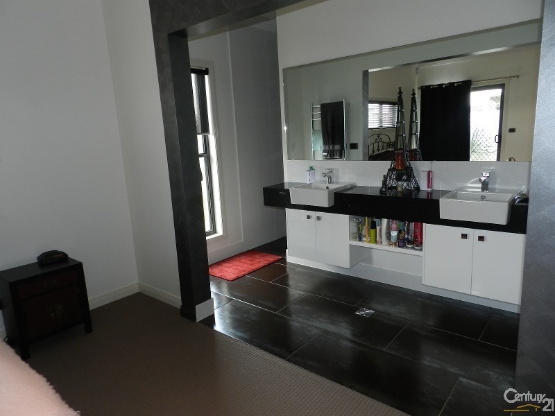 5 Beardsworth Court, Middle Ridge QLD 4350