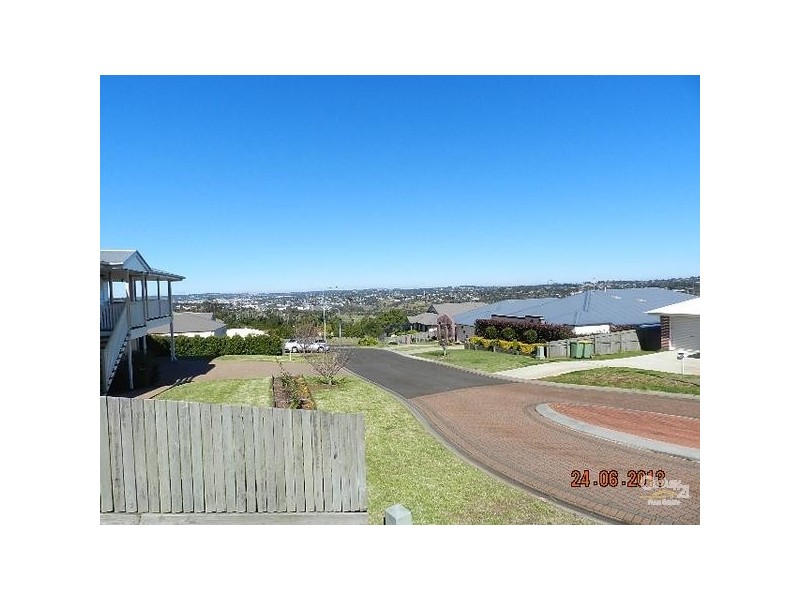 4 Dodson Crescent, Mount Kynoch QLD 4350