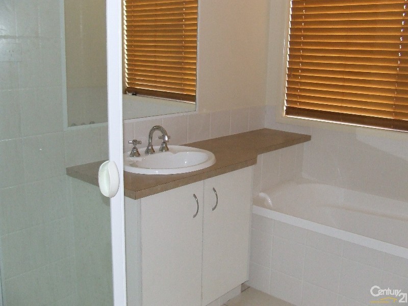 15 Holt Street, Middle Ridge QLD 4350