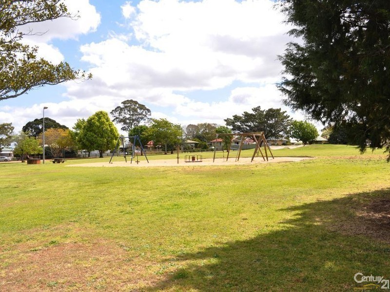 32 Gleeson Crescent, Harlaxton QLD 4350