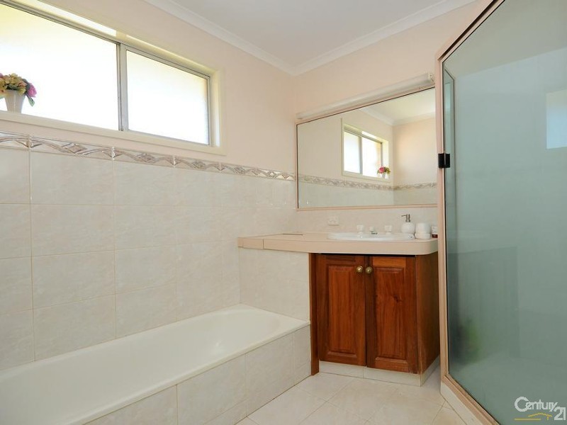 2 Moyna Court, Harristown QLD 4350