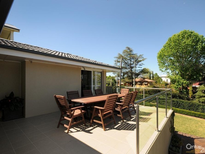 17 MacKenzie Street, Mount Lofty QLD 4350