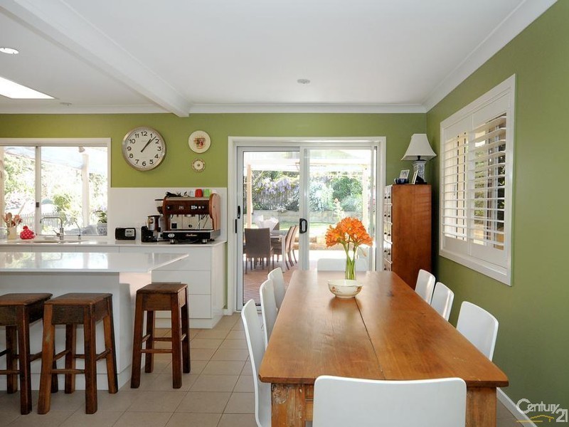 17 MacKenzie Street, Mount Lofty QLD 4350