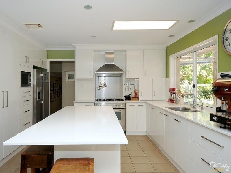 17 MacKenzie Street, Mount Lofty QLD 4350