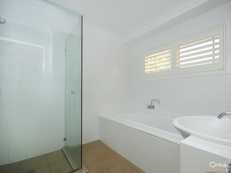 17 MacKenzie Street, Mount Lofty QLD 4350