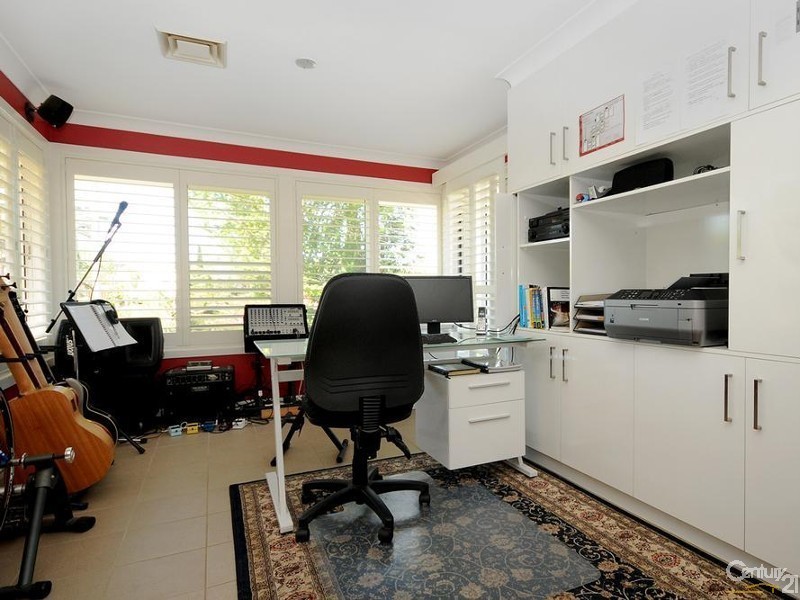 17 MacKenzie Street, Mount Lofty QLD 4350