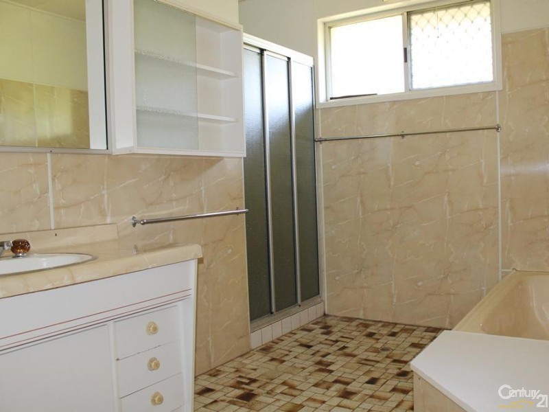 300 Hume Street, Centenary Heights QLD 4350