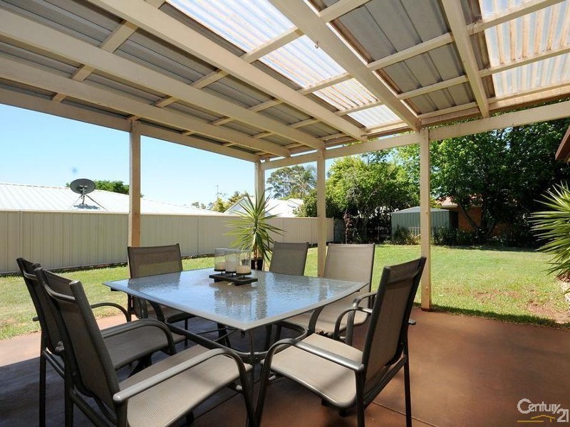 6 Roslyn Street, Centenary Heights QLD 4350