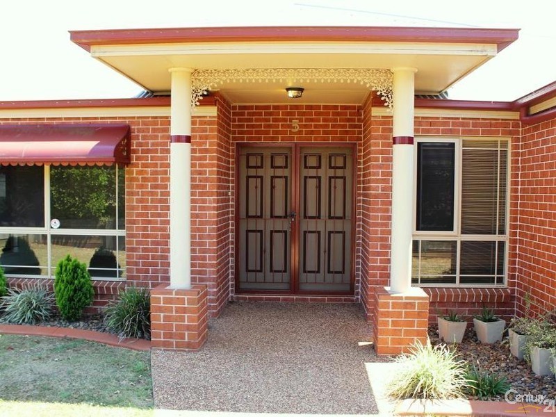 5 Howard Street, Middle Ridge QLD 4350