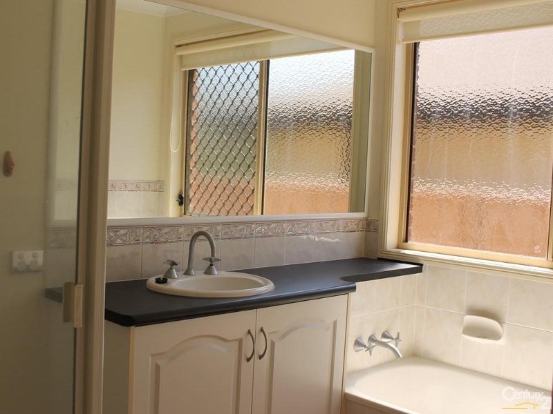 5 Howard Street, Middle Ridge QLD 4350