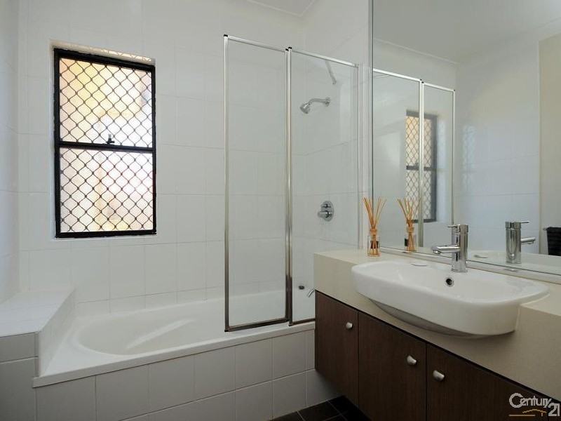 2/51 Jellicoe Street, Mount Lofty QLD 4350