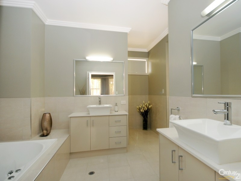 2 Bonville Crt, Middle Ridge QLD 4350