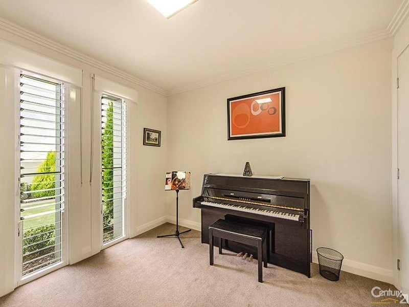 6 Saba Court, Middle Ridge QLD 4350