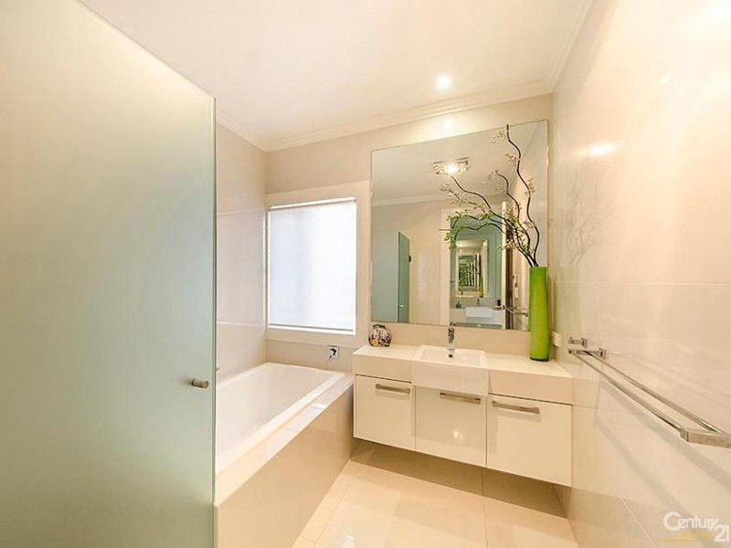 6 Saba Court, Middle Ridge QLD 4350