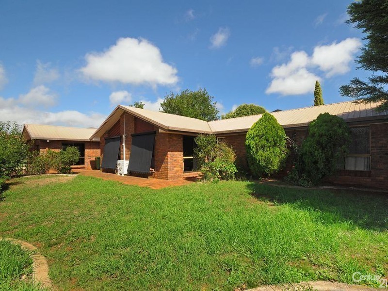 1 Lupin Court, Centenary Heights QLD 4350