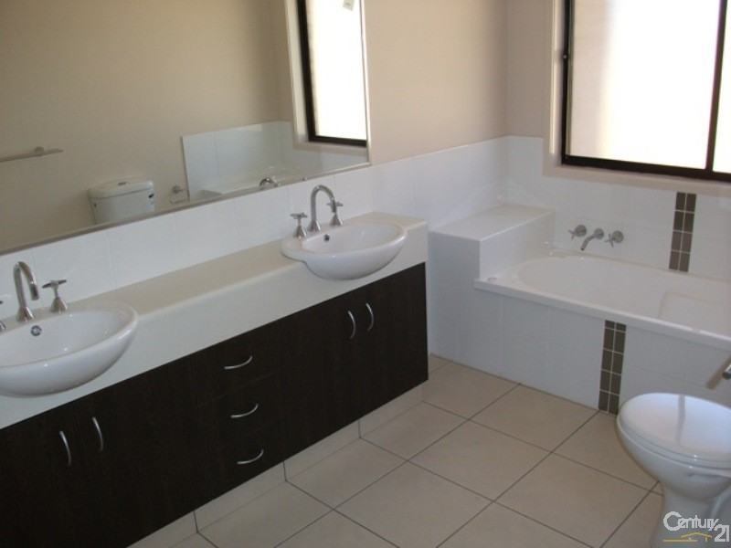 11 Dixon Court, Wilsonton QLD 4350