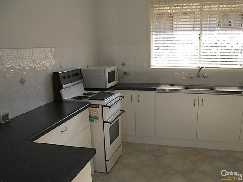 2/2  Debra Street, Centenary Heights QLD 4350