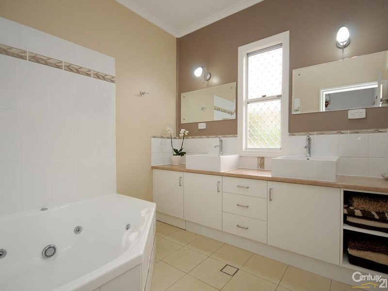 132a Hill Street, Newtown QLD 4350