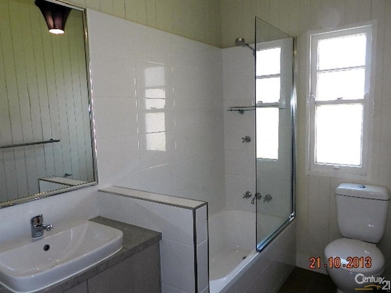 90 Anzac Avenue, Newtown QLD 4350