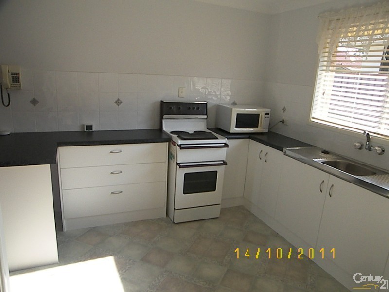 2/2 Debra Street, Centenary Heights QLD 4350