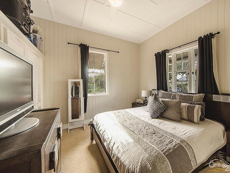 4 Wallace Street, Newtown QLD 4350